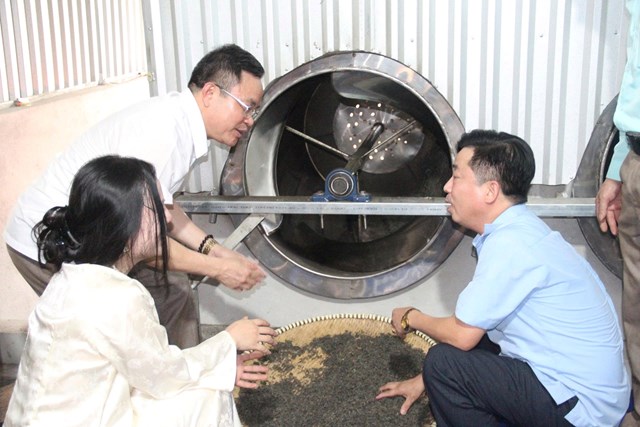 &Ocirc;ng Ho&agrave;ng Đ&igrave;nh Mỹ, Chủ tịch UBND x&atilde; Y&ecirc;n Xu&acirc;n, tỉnh Nghệ An c&ugrave;ng trải nghiệm sấy tr&agrave; trong xưởng nhỏ của Thảo My