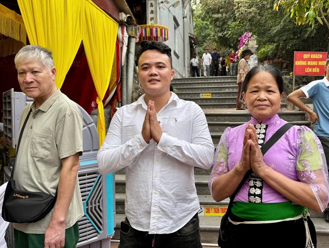 B&agrave; T&ograve;ng Thị Th&ecirc;m, du kh&aacute;ch đến từ tỉnh Sơn La xa x&ocirc;i