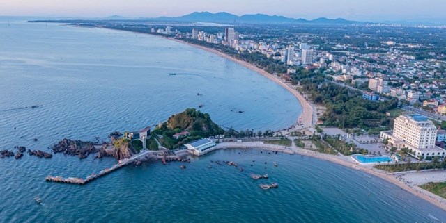 Cửa L&ograve; nh&igrave;n từ đảo Lan Ch&acirc;u