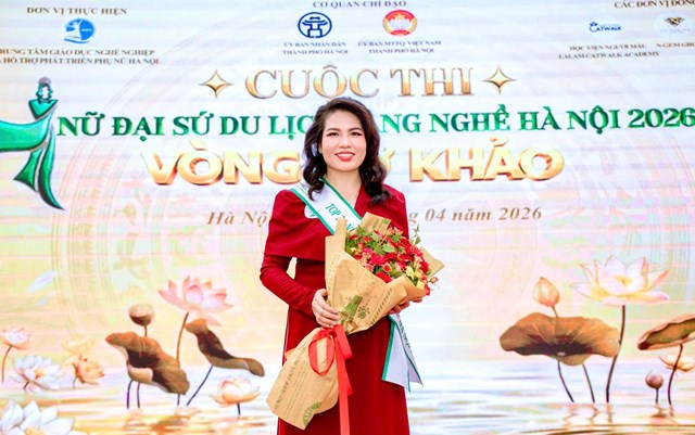 Doanh nh&acirc;n Phạm Thị Trầm tại một cuộc thi ở Thủ đ&ocirc; H&agrave; Nội