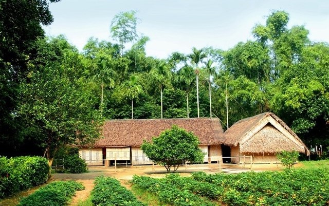 Nh&agrave; B&aacute;c ở L&agrave;ng Sen