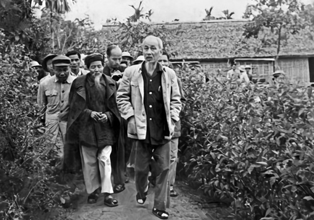 B&aacute;c Hồ về thăm qu&ecirc; năm 1961 (ảnh tư liệu)