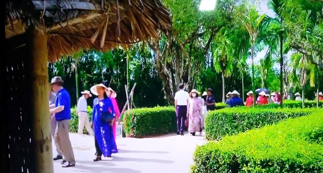 Đêm thiêng Làng Sen – triệu trái tim thành kính nhớ Người - Ảnh 4
