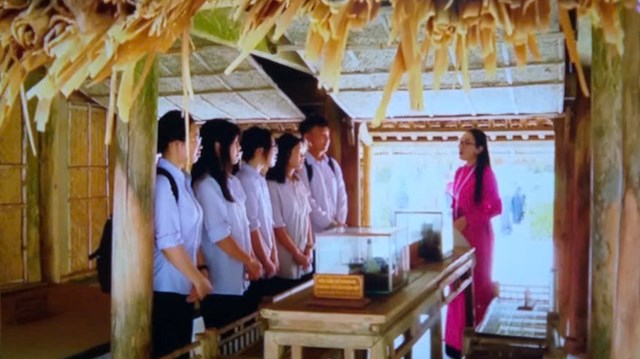 Nhiều đo&agrave;n kh&aacute;ch, nhiều thế hệ nườm nượp đến qu&ecirc; B&aacute;c trong những ng&agrave;y n&agrave;y