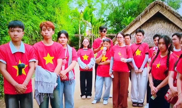 Đêm thiêng Làng Sen – triệu trái tim thành kính nhớ Người - Ảnh 6