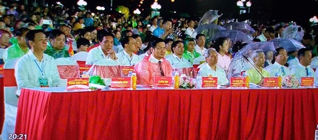 C&aacute;c đại biểu tham dự đ&ecirc;m khai mạc Lễ hội L&agrave;ng Sen 2026