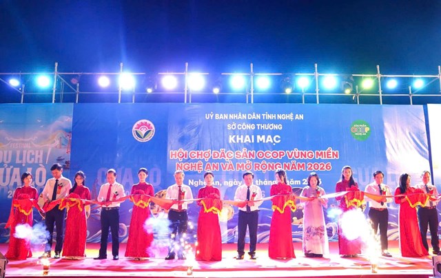 L&atilde;nh đạo tỉnh Nghệ An cắt băng khai mạc Hội chợ