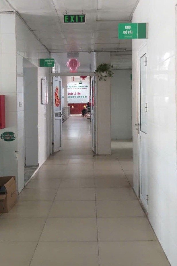C&ocirc;ng việc tất bật nhưng h&agrave;nh lang bệnh viện lu&ocirc;n sạch sẽ tươm tất