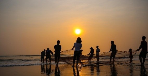 Ngư d&acirc;n v&agrave; du kh&aacute;ch trải nghiệm k&eacute;o lưới khi b&igrave;nh minh Cửa L&ograve;