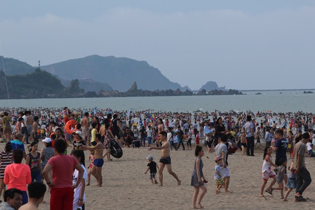 H&agrave;ng vạn du kh&aacute;ch đến Cửa L&ograve; v&agrave;o dịp h&egrave;