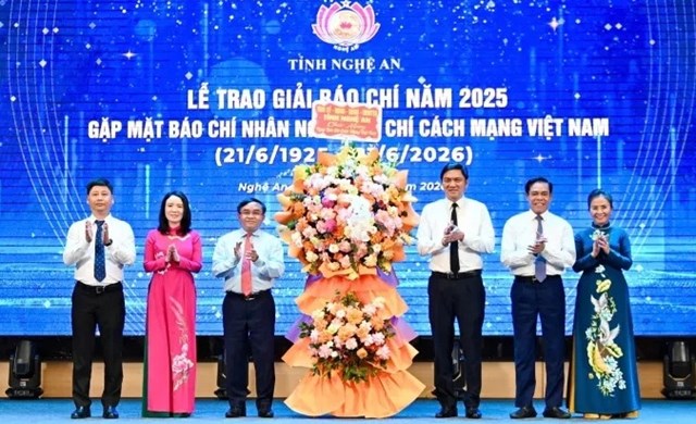 L&atilde;nh đạo tỉnh Nghệ An tặng hoa ch&uacute;c mừng Hội Nh&agrave; b&aacute;o Nghệ An