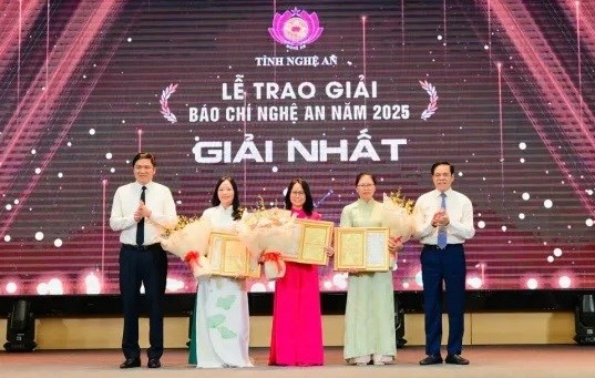 Ph&oacute; b&iacute; thư Thường trực Ho&agrave;ng Nghĩa Hiếu v&agrave; Chủ tịch UBND tỉnh Nghệ An V&otilde; Trọng Hải trao Giải Nh&acirc;t cho c&aacute;c t&aacute;c giả tại Lễ kỉ niệm 101 năm B&aacute;o ch&iacute; C&aacute;ch mạng Việt Nam