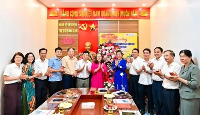 L&atilde;nh đạo tỉnh Nghệ An tặng hoa ch&uacute;c mừng Tạp ch&iacute; S&ocirc;ng Lam
