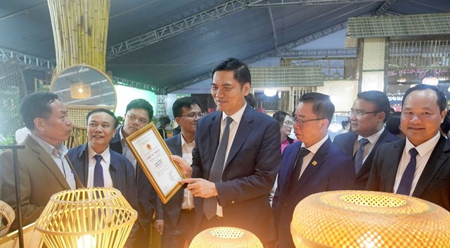 Đồng ch&iacute; Ho&agrave;ng Nghĩa Hiếu, Ph&oacute; B&iacute; thư Thường trực tỉnh ủy Nghệ An thăm gian h&agrave;ng OCOP