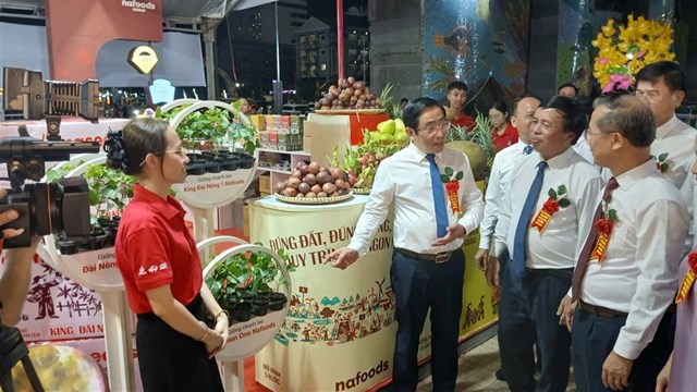 C&aacute;c đại biểu tham quan gian h&agrave;ng OCOP của C&ocirc;ng ty Nafoods Nghệ An