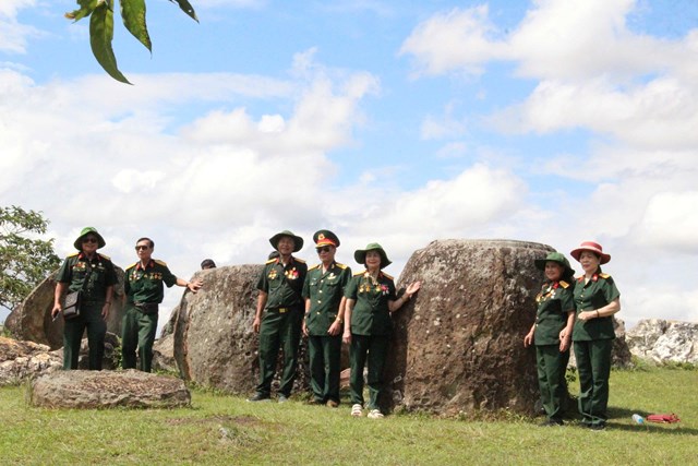 Với những cựu chiến binh, họ trở lại kh&ocirc;ng phải để t&igrave;m sự kỳ b&iacute; của những chiếc chum đ&aacute;, m&agrave; để t&igrave;m về những dấu ch&acirc;n đồng đội,