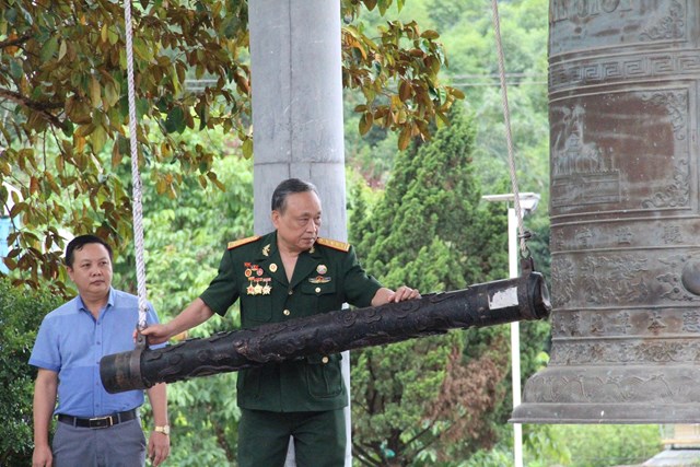 Cựu chiến binh Nguyễn Như T&uacute; thỉnh chu&ocirc;ng tại Nghĩa trang Liệt sĩ Quốc tế Việt L&agrave;o, Anh Sơn, Nghệ An