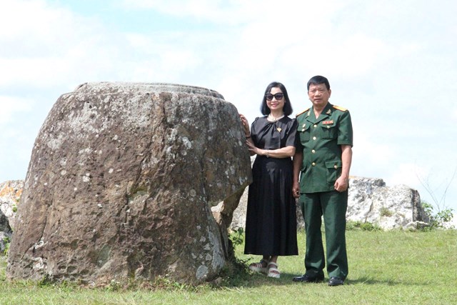 Cựu chiến binh Đại t&aacute; Nguyễn Lương Đại c&ugrave;ng vợ tại C&aacute;nh đ&ograve;ng chum Xiengkhuang