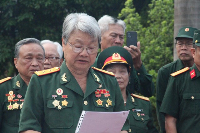 Cựu chiến binh Hồ Văn Dũng đọc diễn văn tri &acirc;n c&aacute;c liệt sĩ Li&ecirc;n qu&acirc;n Việt L&agrave;o