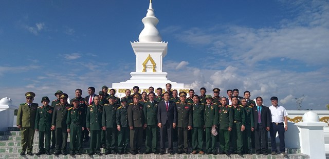 Tại Đ&agrave;i tưởng niệm liệt sĩ Phongsaly, Tỉnh trưởng tỉnh Phongsaly &ndash; &ocirc;ng Khamphoi Vanasan &ndash; th&acirc;n mật chụp ảnh lưu niệm c&ugrave;ng c&aacute;c cựu chiến binh Việt Nam