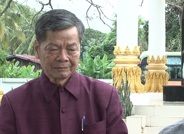 Cụ Phan Anh Thuần x&uacute;c động nghẹn ng&agrave;o khi đến d&acirc;ng hương tại Khu tưởng niệm Liệt sĩ Bản Cơn (Bankon), nơi ghi dấu k&yacute; ức thi&ecirc;ng li&ecirc;ng của một thời tuổi trẻ đầy gian kh&oacute; v&agrave; nghĩa t&igrave;nh