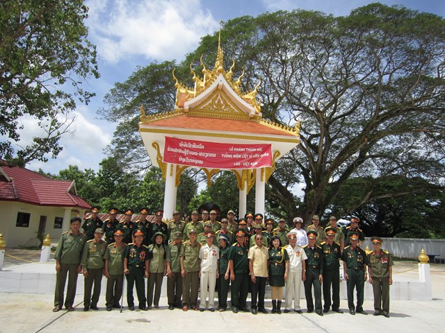 C&aacute;c cựu chiến binh trang nghi&ecirc;m chụp ảnh lưu niệm tại Khu tưởng niệm Liệt sĩ Bản Cơn (Bankon) &ndash; nơi thi&ecirc;ng li&ecirc;ng ghi dấu t&igrave;nh đo&agrave;n kết đặc biệt Việt Nam &ndash; L&agrave;o. Trong khoảnh khắc lắng đọng ấy, họ c&ugrave;ng nhau lưu giữ h&igrave;nh ảnh của một h&agrave;nh tr&igrave;nh tri &acirc;n, như lời nhắc nhở về qu&aacute; khứ h&agrave;o h&ugrave;ng v&agrave; nghĩa t&igrave;nh s&acirc;u nặng giữa hai d&acirc;n tộc anh em.