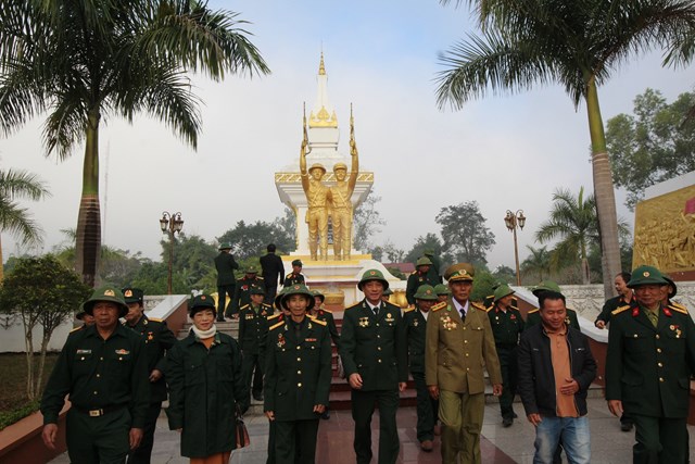 Cựu chiến binh Việt Nam d&acirc;ng hương Liệt sĩ Li&ecirc;n qu&acirc;n Việt - L&agrave;o tại tỉnh Oudomxay (Bắc L&agrave;o)