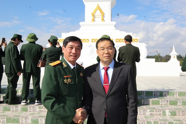 Tỉnh trưởng tỉnh Phongsaly, &ocirc;ng Khamphoi Vanasan, đ&atilde; đ&iacute;ch th&acirc;n tới Đ&agrave;i tưởng niệm liệt sĩ Phongsaly tại thị x&atilde; Boun Neua để đ&oacute;n &ocirc;ng Vương B&igrave;nh Minh &ndash; Trưởng Ban li&ecirc;n lạc Mặt trận 379 Bắc L&agrave;o &ndash; trong l&uacute;c &ocirc;ng c&ugrave;ng đo&agrave;n cựu chiến binh đang d&acirc;ng hương tưởng niệm c&aacute;c liệt sĩ
