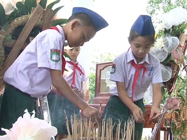 Thiếu ni&ecirc;n L&agrave;o d&acirc;ng hương tại Khu tưởng niệm Liệt sĩ Li&ecirc;n qu&acirc;n Việt L&agrave;o
