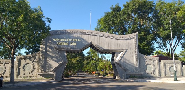Cổng ch&iacute;nh dẫn v&agrave;o khu tưởng niệm Nghĩa trang Liệt sĩ Quốc gia Trường Sơn, nơi ghi dấu những hy sinh cao cả v&igrave; độc lập d&acirc;n tộc