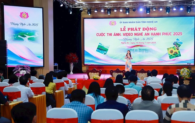 Quang cảnh lễ ph&aacute;t động&nbsp;Cuộc thi ảnh, video &ldquo;Nghệ An hạnh ph&uacute;c - Happy Nghệ An 2025&rdquo;