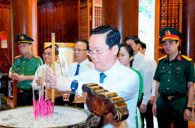 Đồng ch&iacute; Nguyễn Đức Trung - B&iacute; thư Tỉnh ủy&nbsp; Nghệ An c&ugrave;ng đo&agrave;n c&ocirc;ng t&aacute;c d&acirc;ng hương tại Khu Di t&iacute;ch Quốc gia đặc biệt Kim Li&ecirc;n (x&atilde; Kim Li&ecirc;n)