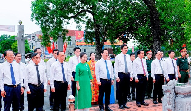 Đo&agrave;n d&acirc;ng hương Ng&ocirc;i mộ tập thể v&agrave; Nh&agrave; tưởng niệm liệt sĩ X&ocirc; viết Nghệ Tĩnh, tại x&atilde; Hưng Nguy&ecirc;n
