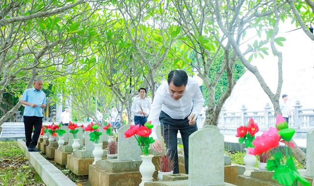 Đồng ch&iacute; L&ecirc; Minh Hưng - Ủy vi&ecirc;n Bộ Ch&iacute;nh trị, B&iacute; thư Trung ương Đảng, Trưởng ban Tổ chức Trung ương về Nghệ An d&acirc;ng hoa, d&acirc;ng hương tưởng niệm c&aacute;c Anh h&ugrave;ng liệt sĩ tại Nghĩa trang liệt sĩ quốc tế Việt - L&agrave;o