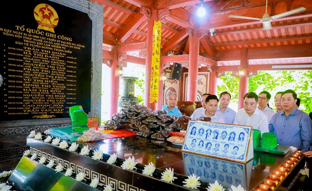 Đo&agrave;n c&ocirc;ng t&aacute;c d&acirc;ng hương tại Khu Di t&iacute;ch lịch sử quốc gia Tru&ocirc;ng Bồn