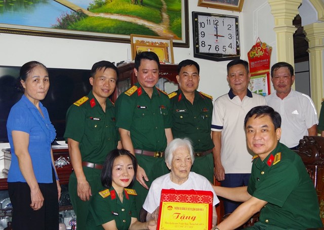 Đo&agrave;n đến tặng qu&agrave; B&agrave; mẹ Việt Nam anh h&ugrave;ng L&ecirc; Thị Lục, ở phường Th&agrave;nh Vinh