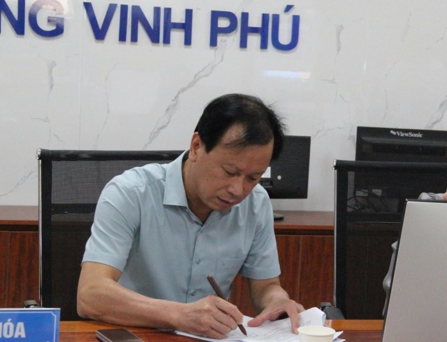 &Ocirc;ng V&otilde; Khắc H&ugrave;ng &ndash; Ph&oacute; Chủ tịch UBND phường, Gi&aacute;m đốc Trung t&acirc;m Phục vụ H&agrave;nh ch&iacute;nh c&ocirc;ng phường Vinh Ph&uacute; tại buổi l&agrave;m việc