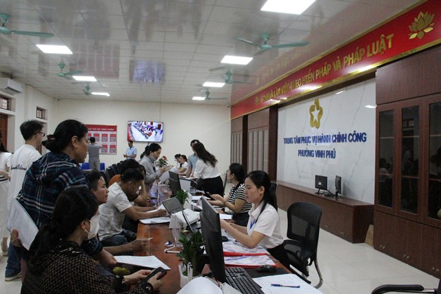 Mới đi v&agrave;o hoạt động hơn 3 tuần, nhưng Trung t&acirc;m Phục vụ H&agrave;nh ch&iacute;nh c&ocirc;ng phường Vinh Ph&uacute; đ&atilde; để lại nhiều dấu ấn t&iacute;ch cực