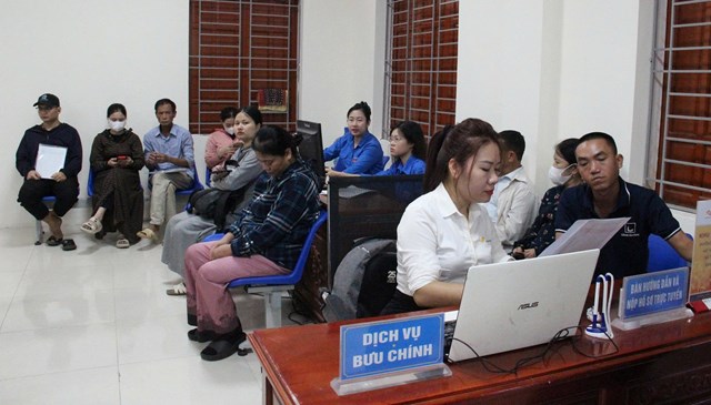 C&aacute;n bộ Trung t&acirc;m Phục vụ H&agrave;nh ch&iacute;nh c&ocirc;ng phường Vinh Ph&uacute; tận t&igrave;nh hướng dẫn người d&acirc;n thực hiện thủ tục h&agrave;nh ch&iacute;nh