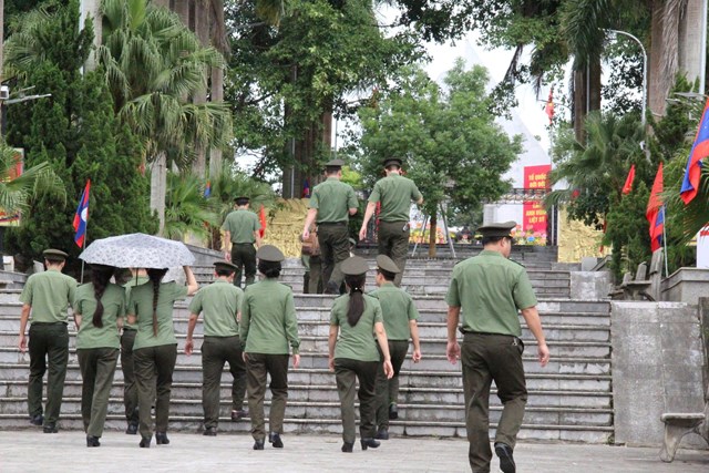 Từng đo&agrave;n người nối tiếp nhau đến d&acirc;ng hương trong kh&ocirc;ng kh&iacute; trang nghi&ecirc;m, th&agrave;nh k&iacute;nh. (Ảnh: Quốc Kh&aacute;nh)