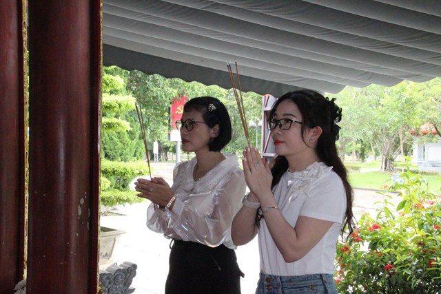 D&acirc;ng hương tại Khu di t&iacute;ch lịch sử quốc gia đặc biệt Tru&ocirc;ng Bồn &ndash; nơi ghi dấu sự hy sinh anh dũng của những người con tuổi mười t&aacute;m đ&ocirc;i mươi. (Ảnh: Quốc Kh&aacute;nh)