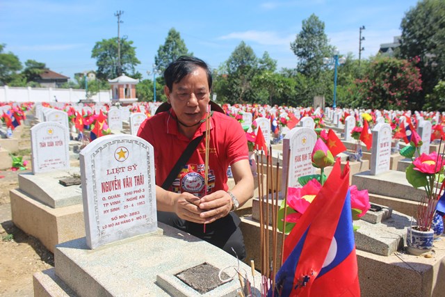 &Ocirc;ng Nguyễn Hồng Kỳ &ndash; Ph&oacute; Chủ tịch Thường trực Li&ecirc;n hiệp c&aacute;c Tổ chức hữu nghị tỉnh Nghệ An &ndash; lặng lẽ b&ecirc;n phần mộ liệt sĩ Nguyễn Văn Th&aacute;i, ch&uacute; ruột của m&igrave;nh.&nbsp;(Ảnh: Quốc Kh&aacute;nh)
