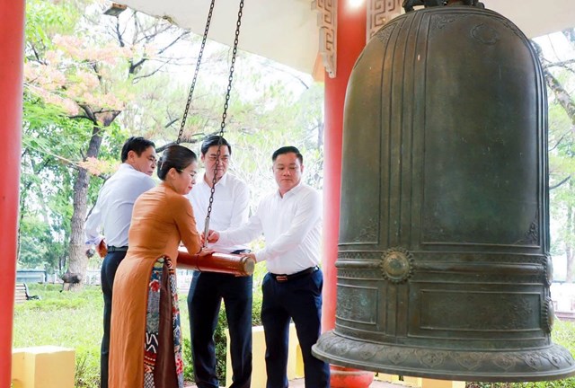 B&iacute; thư Chủ tịch tỉnh Nghệ An thỉnh chu&ocirc;ng tại di t&iacute;ch