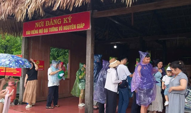 Kh&ocirc;ng quản thời tiết thất thường, h&agrave;ng vạn người vẫn nườm nượp đến viếng mộ Đại tướng V&otilde; Nguy&ecirc;n Gi&aacute;p nh&acirc;n kỉ niệm 79 năm Ng&agrave;y Thương binh Liệt sĩ