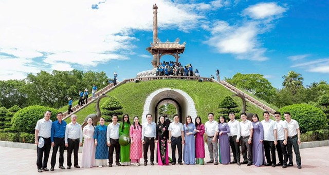 Đo&agrave;n c&ocirc;ng t&aacute;c của Sở Văn h&oacute;a Thể thao v&agrave; Du lịch tỉnh Nghệ An thăm Th&agrave;nh cổ Quảng Trị
