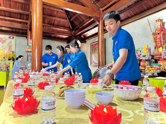 Thanh ni&ecirc;n tỉnh Xi&ecirc;ng Khoảng t&iacute;ch cực tham gia hỗ trợ tổ chức Đại lễ kỷ niệm 78 năm Ng&agrave;y Thương binh - Liệt sĩ Việt Nam, g&oacute;p phần lan tỏa tinh thần tri &acirc;n v&agrave; đo&agrave;n kết Việt &ndash; L&agrave;o.