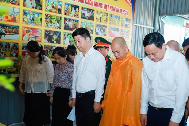 C&aacute;c đại biểu k&iacute;nh cẩn nghi&ecirc;ng m&igrave;nh trước anh linh c&aacute;c Nh&agrave; b&aacute;o liệt sĩ