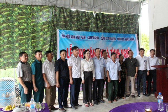 Hội th&agrave;nh vi&ecirc;n của Li&ecirc;n hiệp tặng nh&agrave; t&igrave;nh nghĩa cho người ng&egrave;o x&atilde; Nghĩa H&agrave;nh, tỉnh Nghệ An