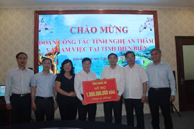 Li&ecirc;n hiệp c&aacute;c tổ chức hữu nghị Nghệ An tặng qu&agrave; sinh kế cho tỉnh Điện Bi&ecirc;n