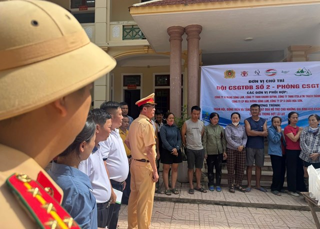 C&ocirc;ng an tỉnh Nghệ An tham, tặng qu&agrave; b&agrave; con v&ugrave;ng lũ